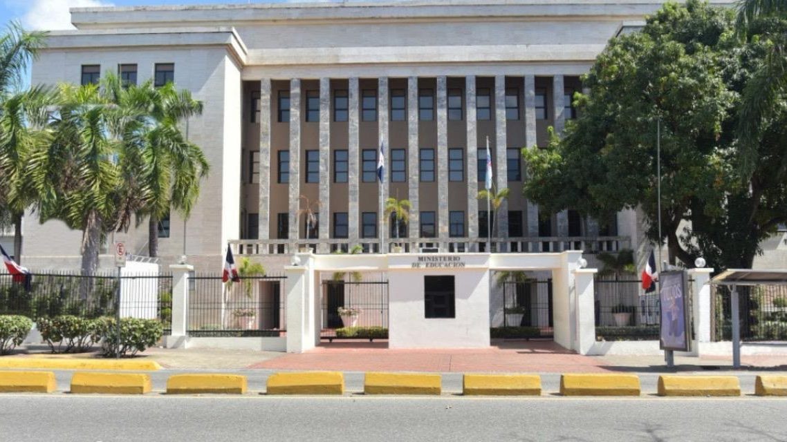 Docentes dominicanos en aula mientras el Minerd anuncia pago de incentivos por evaluación de desempeño