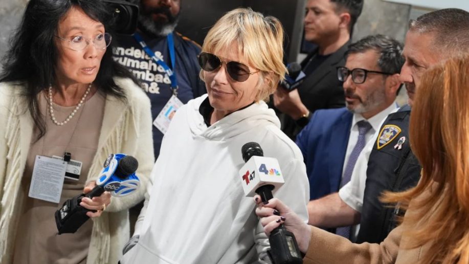 Selma Blair en evento público antes de su arresto tras incidente en vuelo de Delta entre Los Ángeles y Nueva York