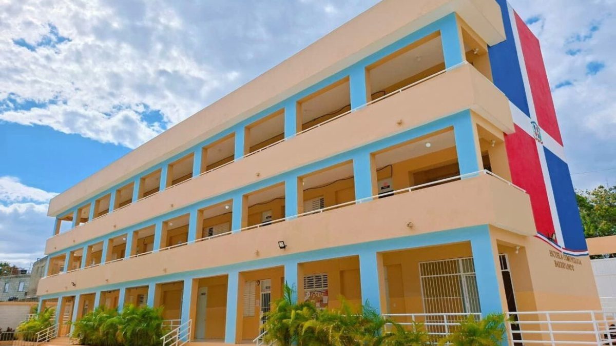 Trabajadores realizando labores de remozamiento en un plantel educativo público de República Dominicana