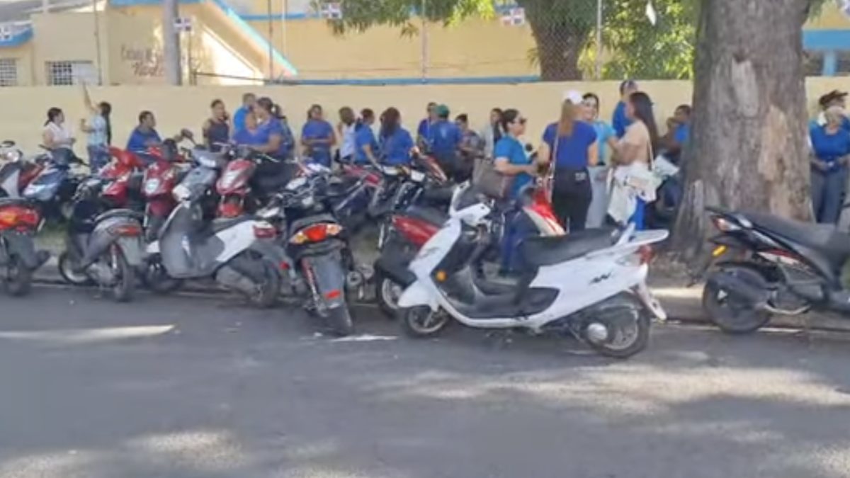 Profesores marchando por las calles de Bonao, provincia Monseñor Nouel, frente a oficinas de distritos educativos
