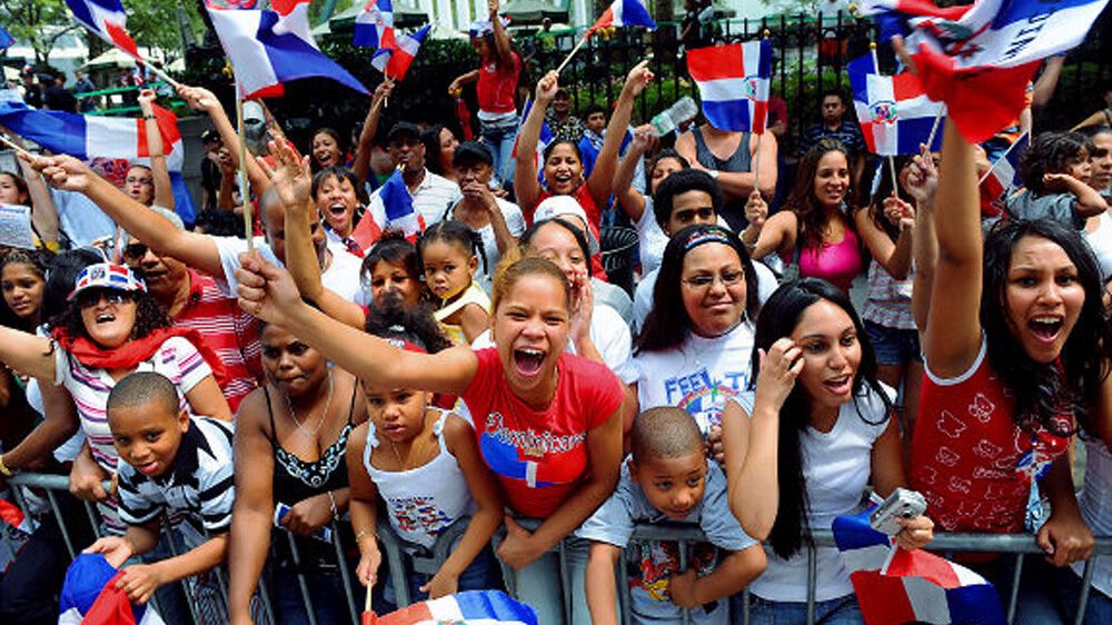 Dominicanos haciendo fila frente a la Embajada de Estados Unidos en Santo Domingo para trámites de visa de inmigrante