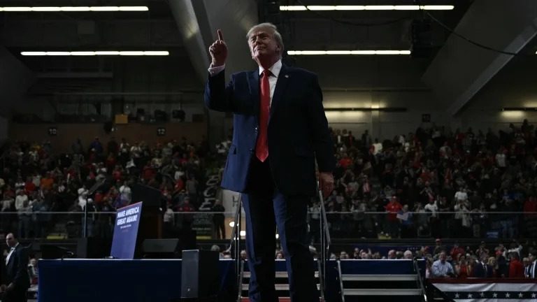 Donald Trump hablando en mitin en Port Huron, Michigan, durante campaña de elecciones de medio mandato