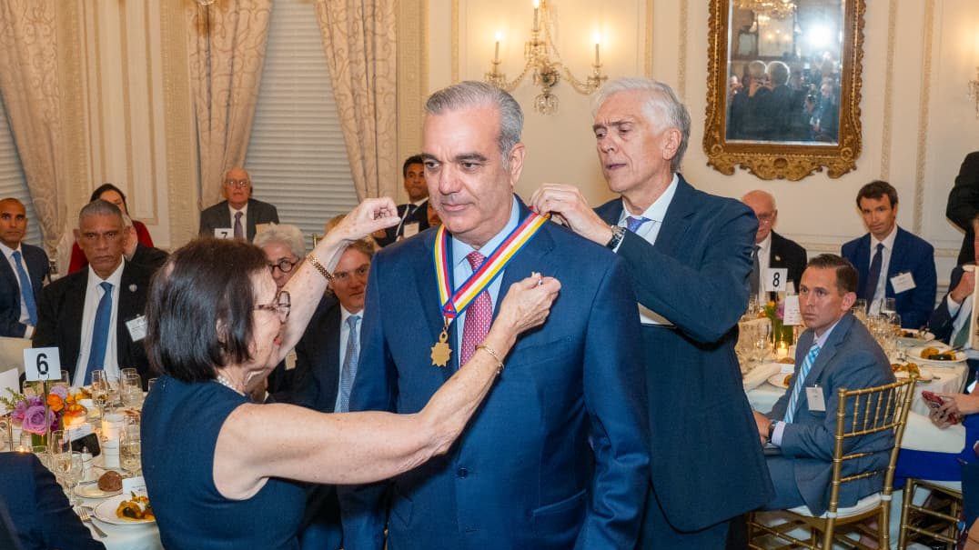 Presidente Luis Abinader recibiendo la Insignia de Oro de Americas Society en Nueva York