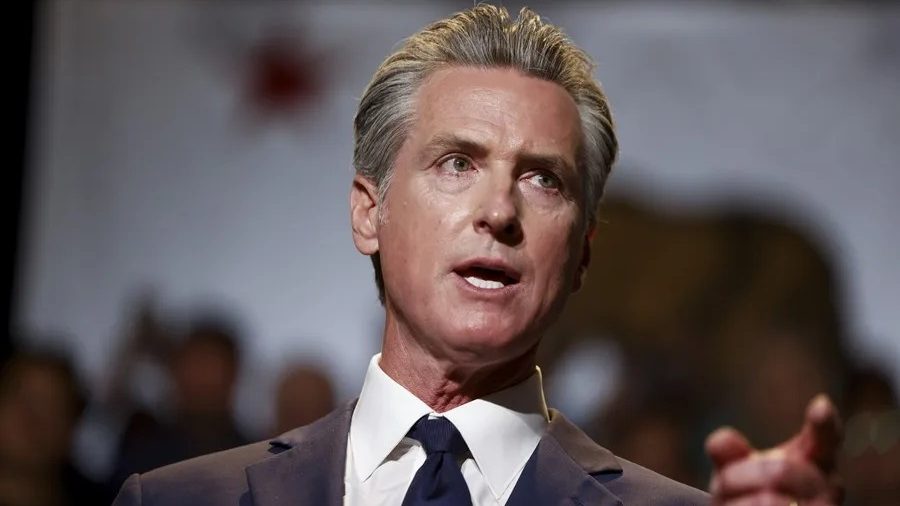 Gobernador de California Gavin Newsom firmando orden ejecutiva sobre regulación de inteligencia artificial