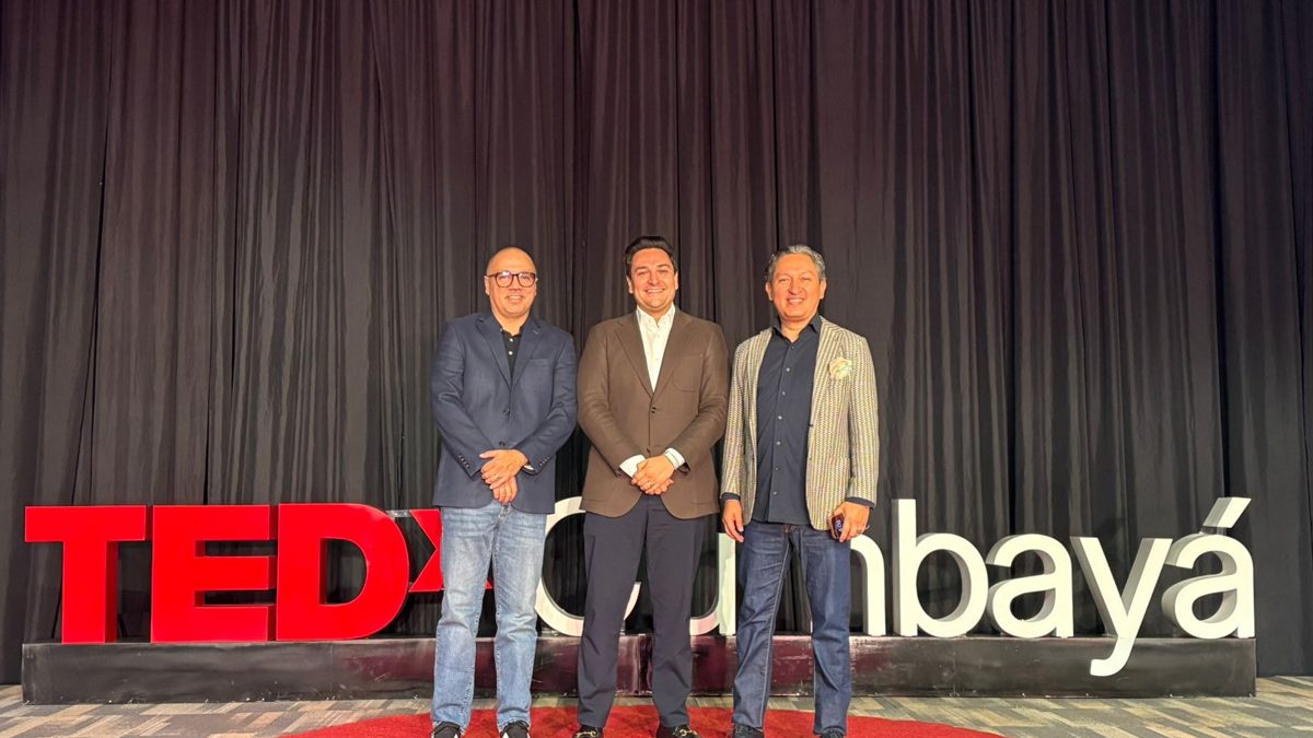 Chris Corcino en el escenario del TEDx Cumbayá en Quito, Ecuador, hablando sobre inteligencia artificial en la educación