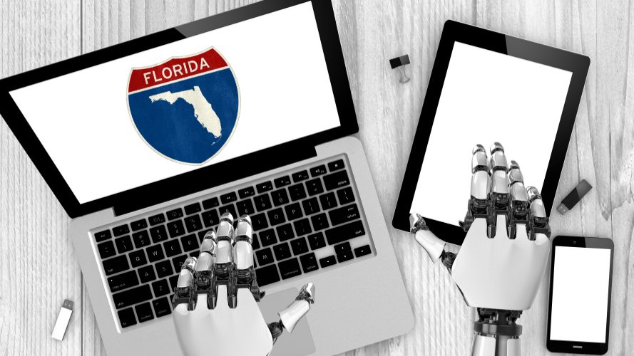 Estudiantes en un salón de clases de Florida con computadoras, mientras autoridades debaten restricciones al uso de IA en escuelas