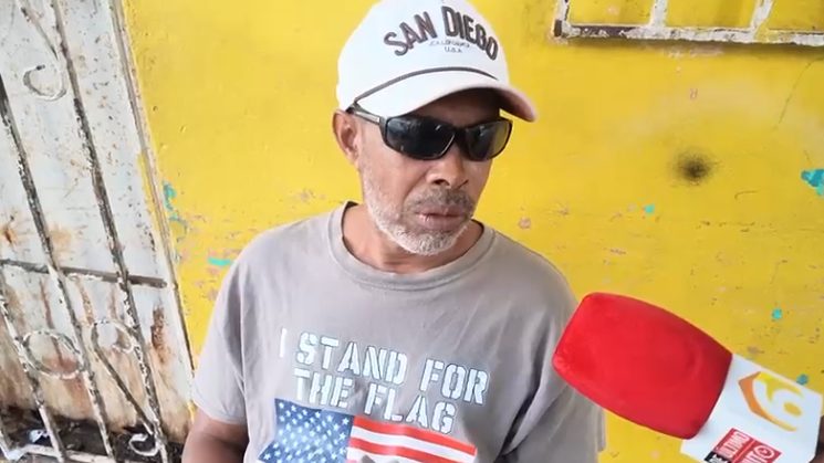 Agentes del DICRIM frente a la joyería Gisac Jewelry en la calle Mauricio Báez de Villa Juana, Santo Domingo