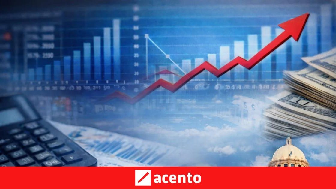 Billetes de pesos dominicanos sobre una mesa junto a documentos del presupuesto nacional 2027