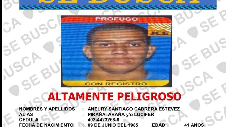 Agentes de la Policía Nacional durante intervención en Ensanche La Paz donde cayó alias Lucifer