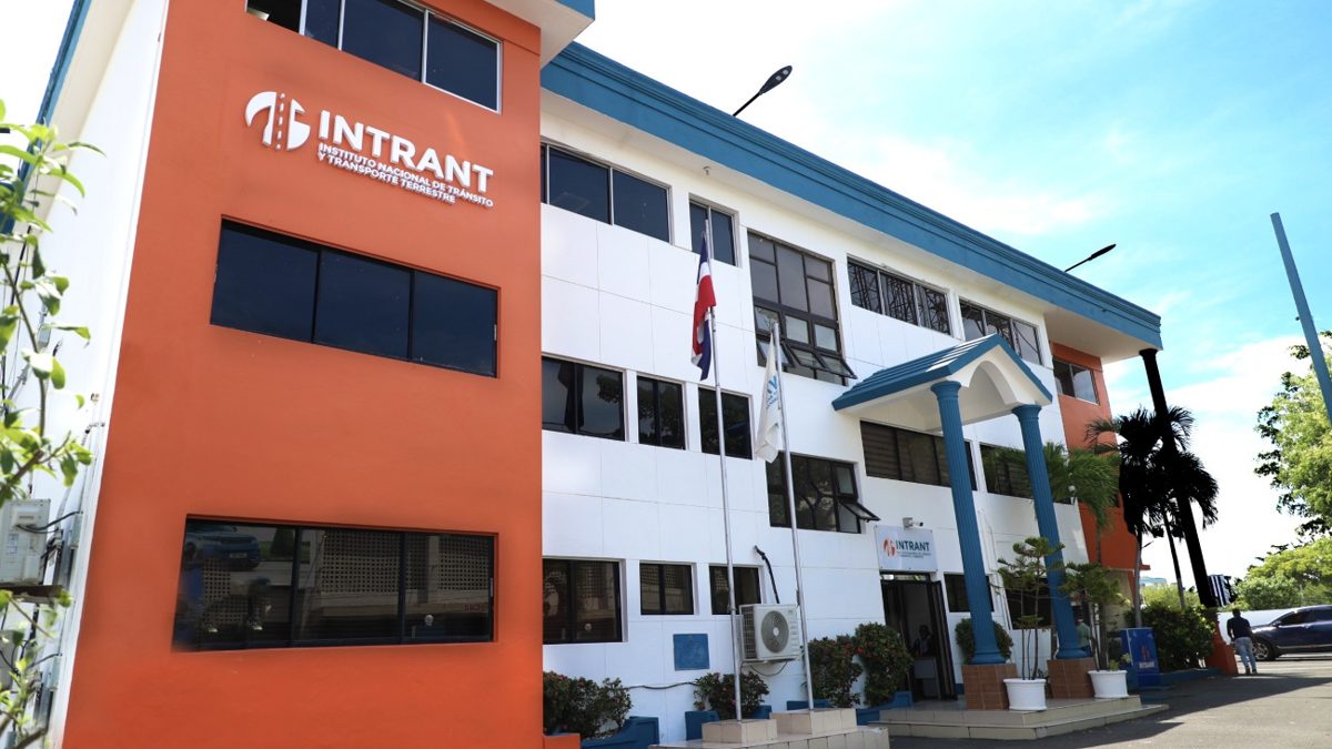Brigada del INTRANT fiscalizando materiales de construcción depositados en una avenida del Gran Santo Domingo
