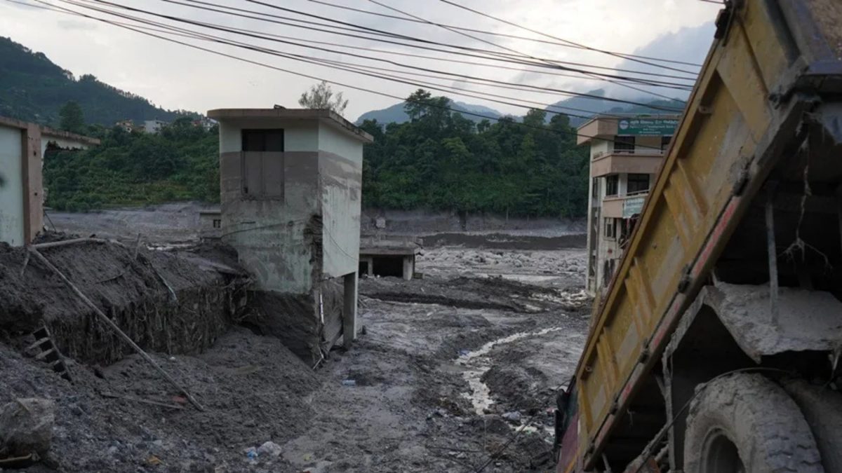 Equipos de rescate nepalíes buscando sobrevivientes entre los escombros tras las inundaciones que dejaron cientos de víctimas