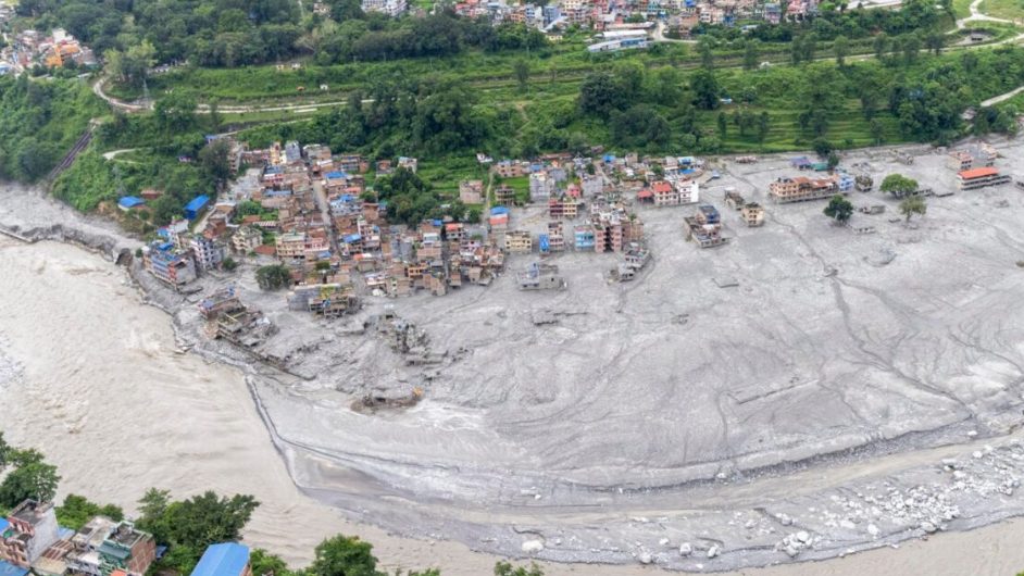 Equipos de rescate nepaleses trabajando entre los escombros tras las devastadoras inundaciones que dejaron más de mil fallecidos