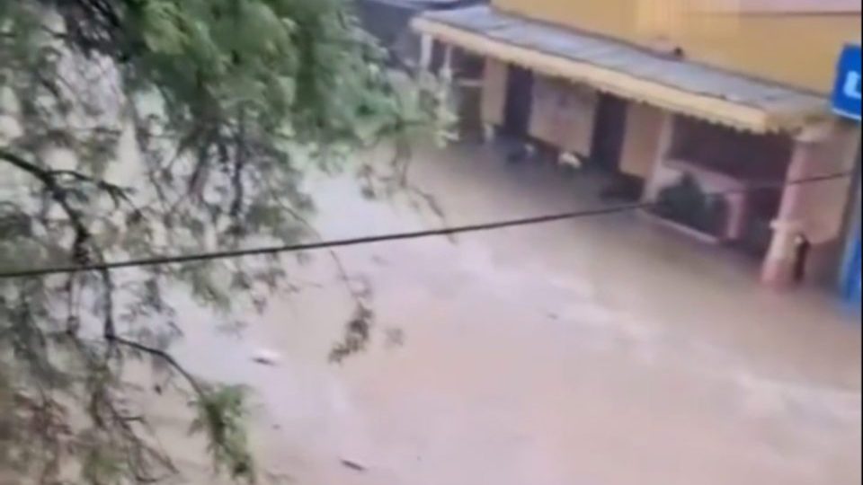 Calle anegada en Villa Vásquez, Montecristi, tras las intensas lluvias del 8 de octubre de 2026