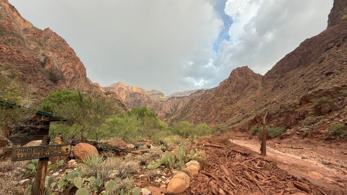 Rescatistas evacuando turistas en el Parque Nacional del Gran Cañón tras inundaciones repentinas en Arizona