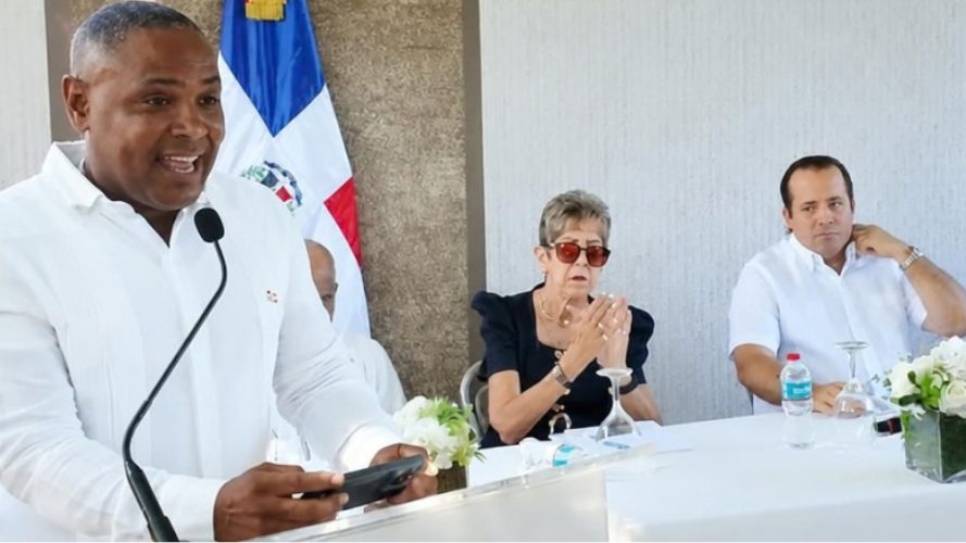 Alcalde Divison Sánchez dando el primer picazo para la construcción de calles en Maimón, Puerto Plata