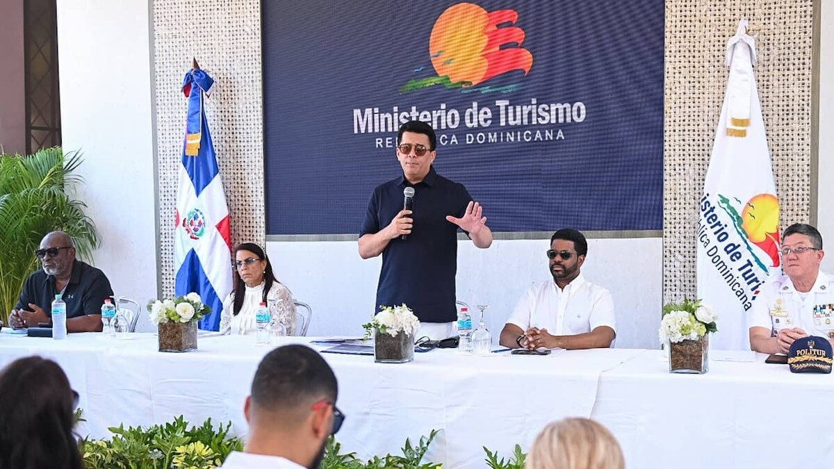 Ministro David Collado entregando obras remozadas en el Parque Central de Boca Chica, República Dominicana
