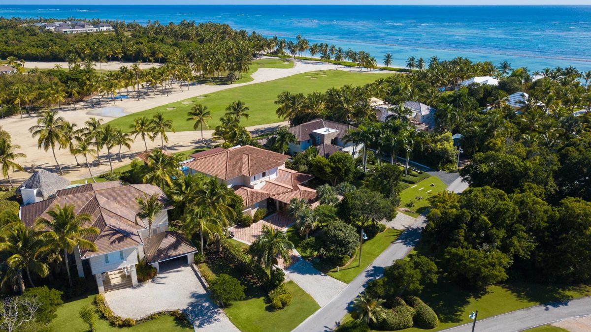 Complejo hotelero frente al mar en República Dominicana con construcciones inmobiliarias al fondo