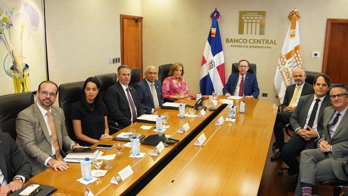 Gobernador Héctor Valdez Albizu junto a ejecutivos de J.P. Morgan en reunión en el Banco Central de República Dominicana