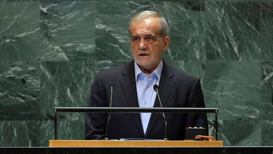 Presidente iraní Masud Pezeshkian habla ante la Asamblea General de la ONU en Nueva York sosteniendo foto del ayatolá Jamenei