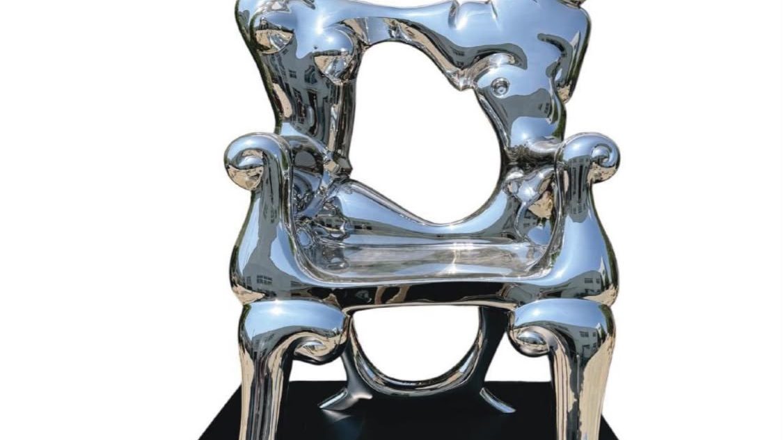 Escultura del artista dominicano Iván Tovar exhibida frente a las Pirámides de Giza en Egipto