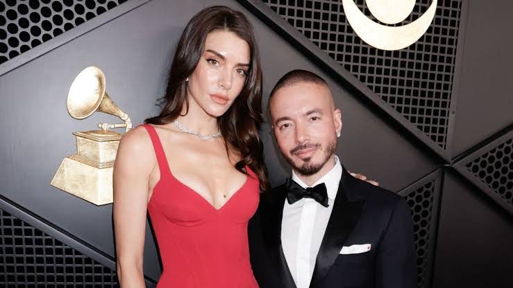 J Balvin junto a Valentina Ferrer en un evento público, antes de confirmar su separación