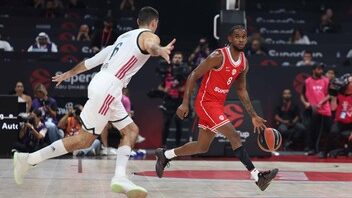 Jean Montero con el uniforme del Olympiacos durante partido de baloncesto en Grecia