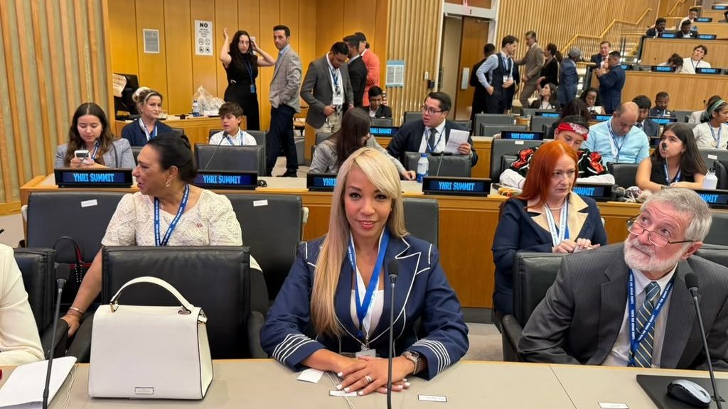 Jennifer Rosario, empresaria dominicana, en la sede de las Naciones Unidas en Nueva York durante la Cumbre Internacional de Derechos Humanos 2026