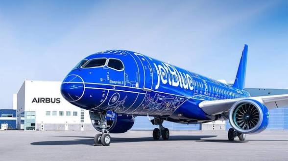 Avión de JetBlue en pista de aeropuerto con destino a Republica Dominicana
