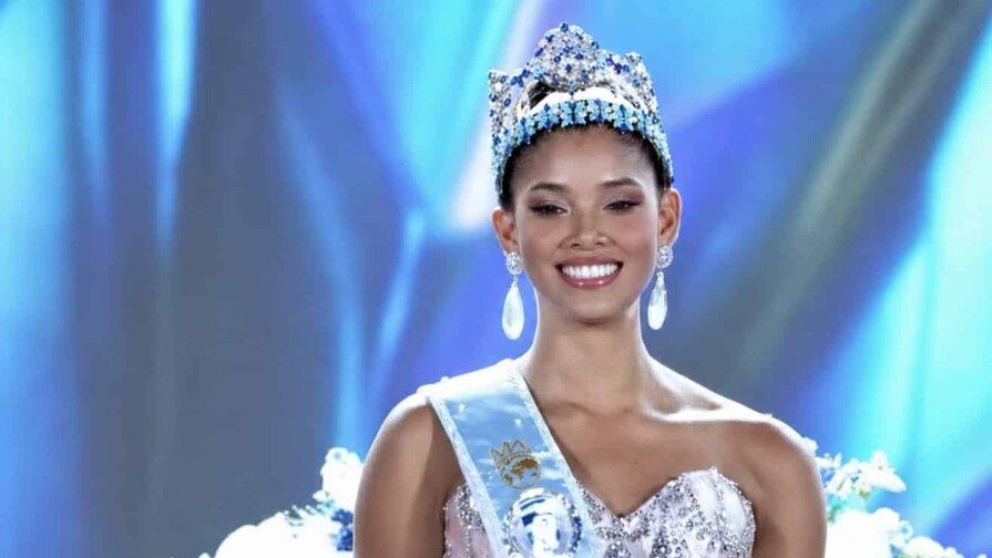 Joheirry Mola coronada como Miss Mundo 2026 con la bandera dominicana