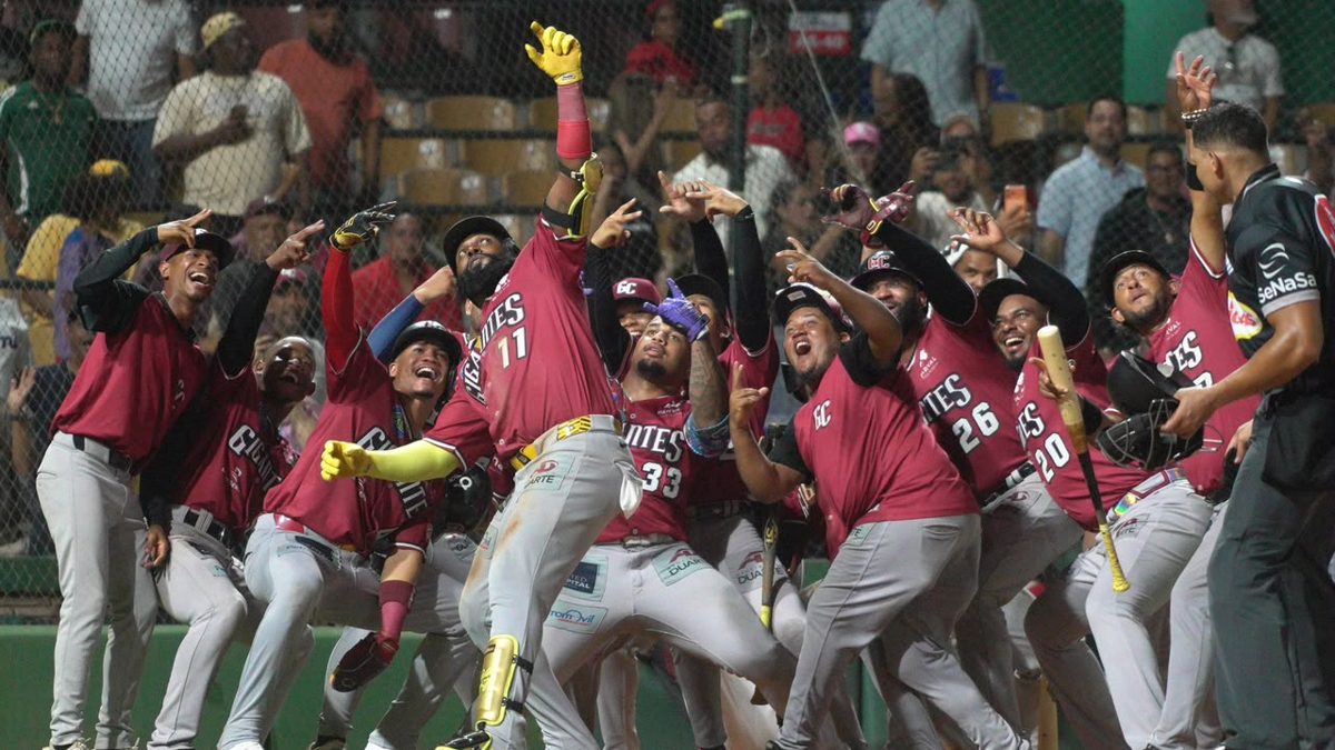 Marcell Ozuna celebra su jonrón con bases llenas con los Gigantes del Cibao ante los Leones del Escogido en la LIDOM 2026-27