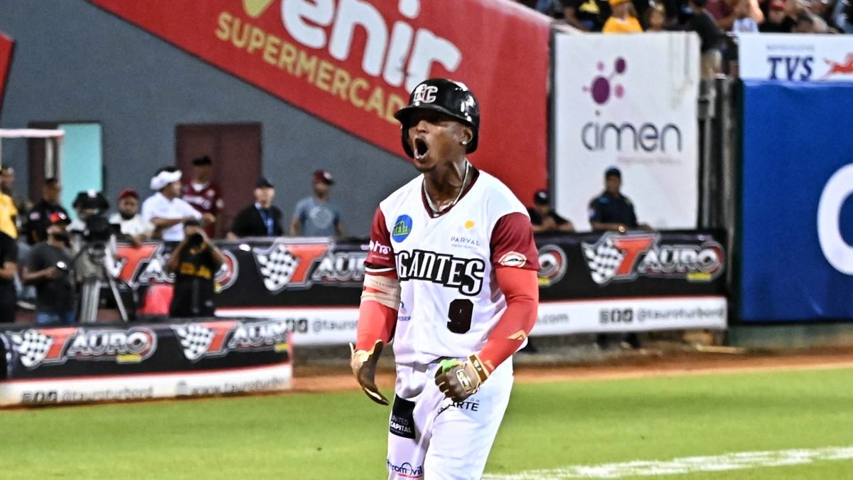 Carlos Jorge celebra jonrón de dos carreras en el Estadio Julián Javier durante juego de LIDOM entre Gigantes y Águilas