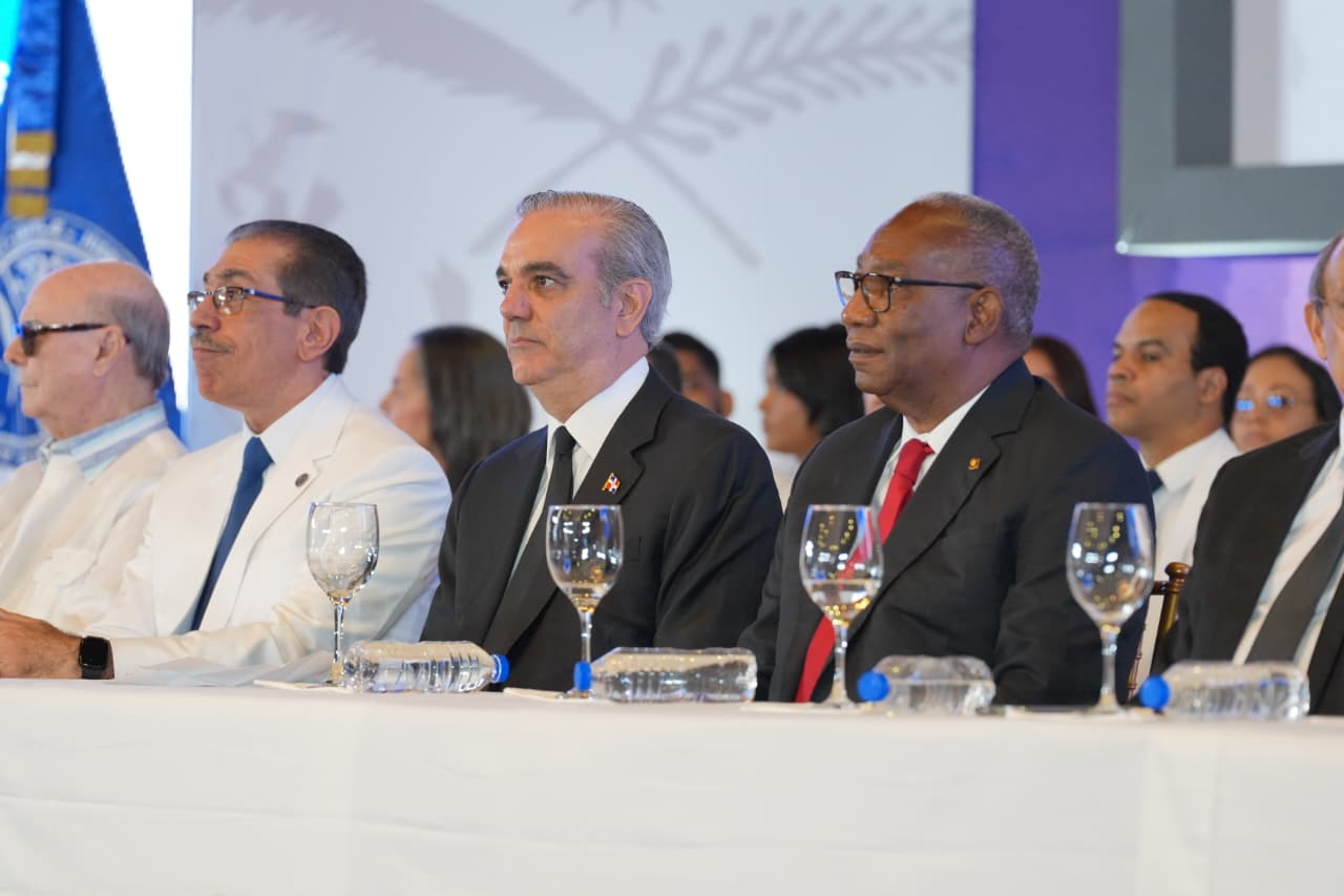 Jorge Asjana David juramenta como rector de la UASD en el Aula Magna junto a Luis Abinader