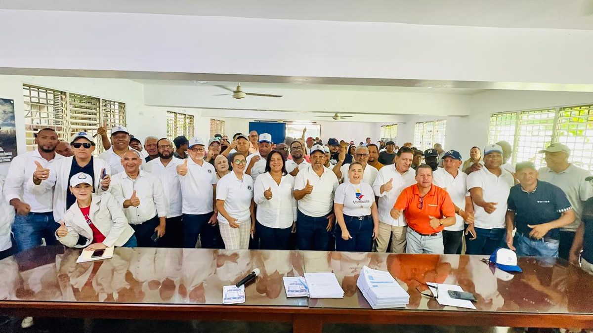 Dirigentes del PRM en el local municipal de Bonao durante el lanzamiento de la jornada Verifícate en Monseñor Nouel