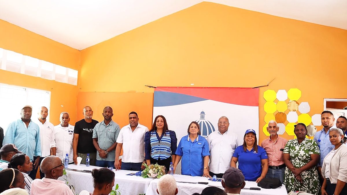 Participantes en la jornada de inclusión social del FEDA en Hatillo, San Cristóbal, recibiendo herramientas y asistencia médica