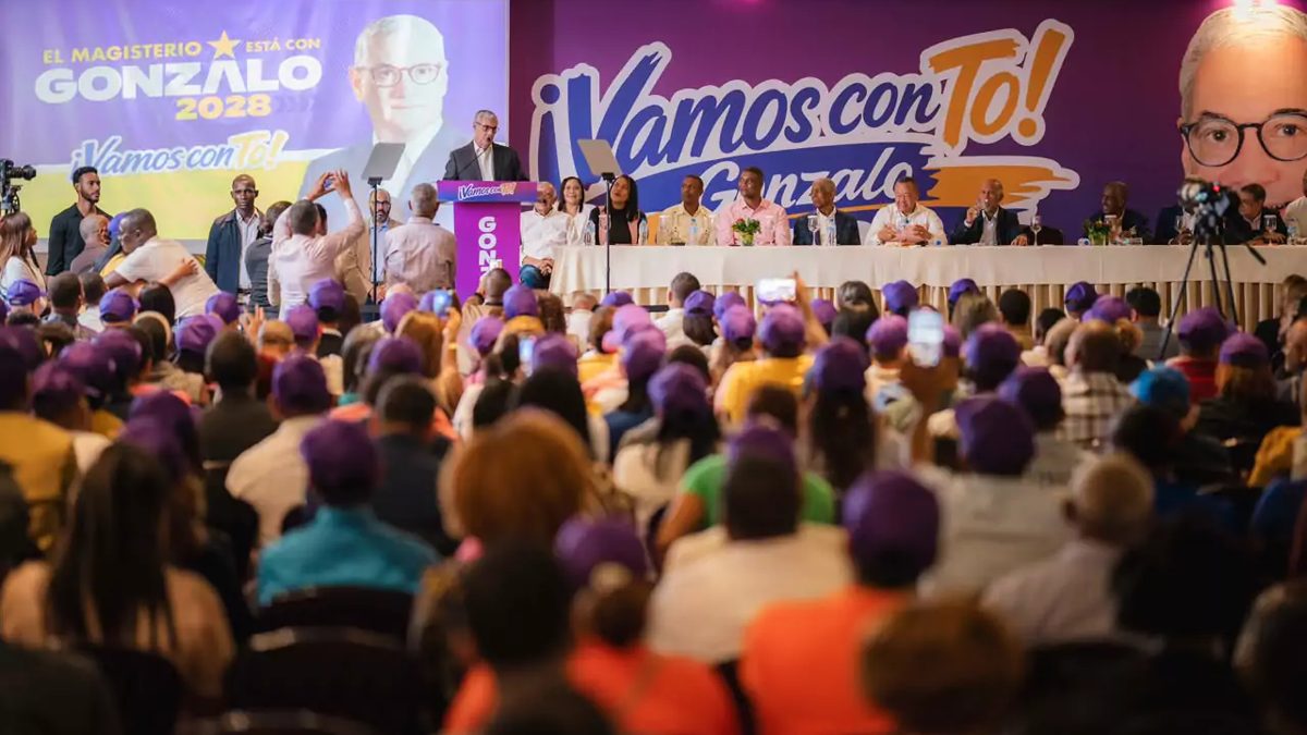 Gonzalo Castillo hablando ante miles de maestros en encuentro magisterial en Santo Domingo