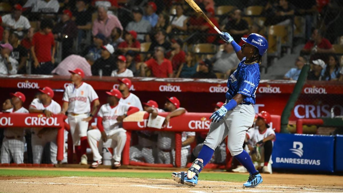 Peloteros del Licey celebrando victoria sobre el Escogido en el estadio Quisqueya Juan Marichal en la apertura de LIDOM 2026-2027