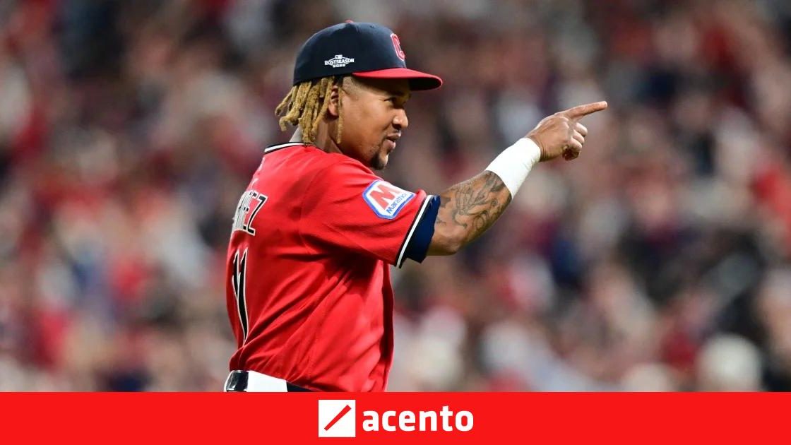 José Ramírez celebra jonrón de dos carreras en el Progressive Field de Cleveland durante la Serie Divisional ante Chicago