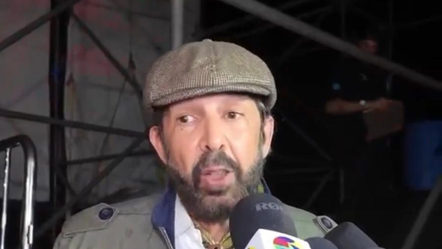 Juan Luis Guerra hablando con la prensa en el backstage del Estadio Olímpico Félix Sánchez
