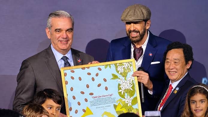 Juan Luis Guerra recibiendo reconocimiento de la FAO en Roma durante el Foro Mundial de la Alimentación 2026