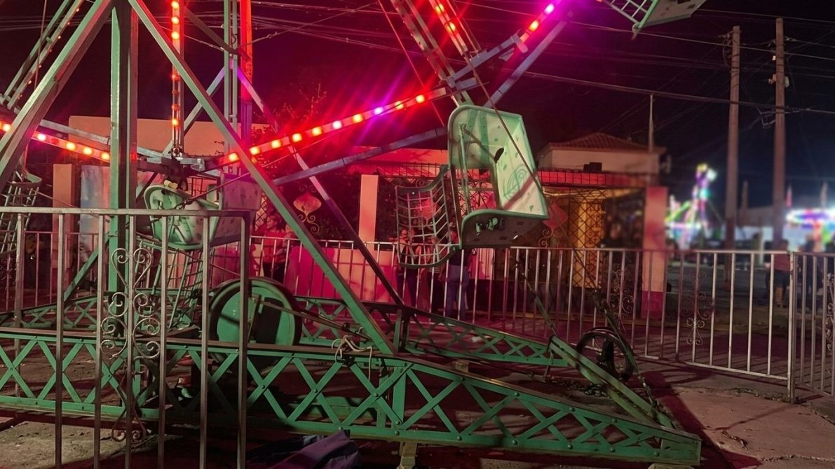 Atracción mecánica tipo estrella giratoria en fiestas patronales de Hato Mayor, República Dominicana