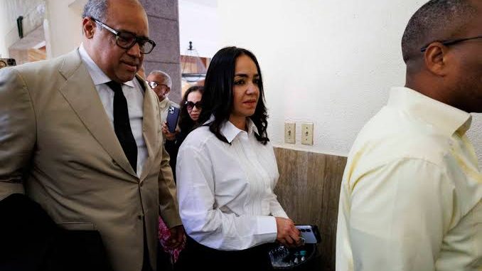 Faride Raful llegando al Palacio de Justicia de Ciudad Nueva acompañada de su abogado Miguel Valerio