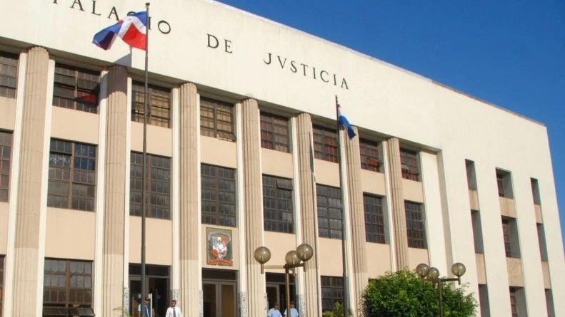 Escombros del techo colapsado de la discoteca Jet Set en Santo Domingo tras la tragedia del 8 de abril de 2025
