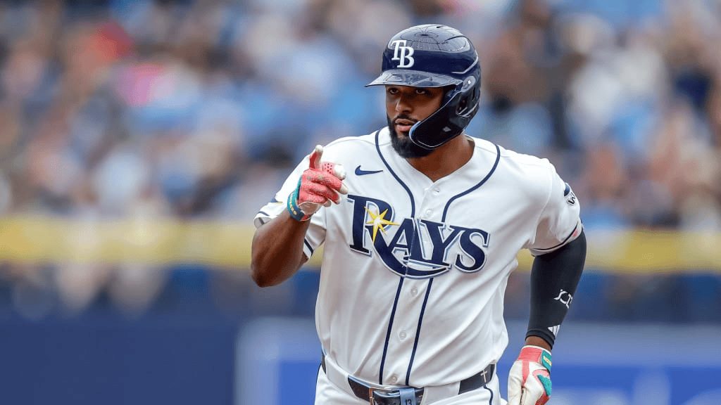 Junior Caminero celebra jonrón en el Tropicana Field durante victoria de los Rays de Tampa Bay