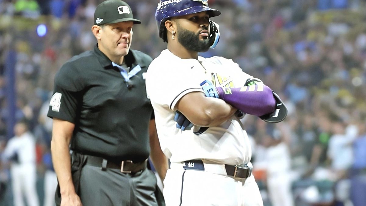 Junior Caminero celebra jonrón en el Tropicana Field durante la victoria de los Rays sobre Cleveland en el ALCS