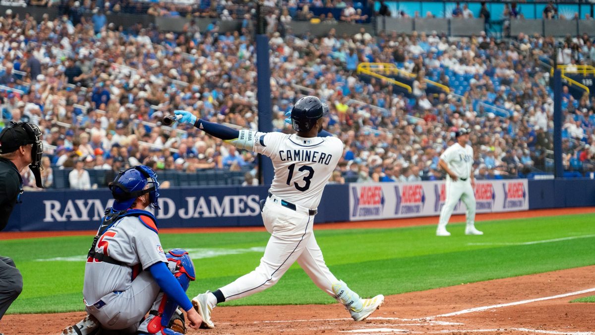 Junior Caminero celebra su jonrón número 41 en el Tropicana Field ante los Atléticos de Oakland