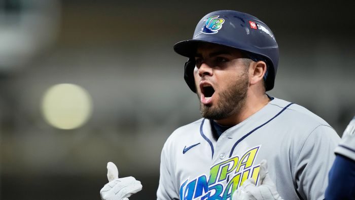 Junior Caminero conecta doble impulsador en el sexto inning del cuarto partido de la Serie de Campeonato ante los Guardianes de Cleveland