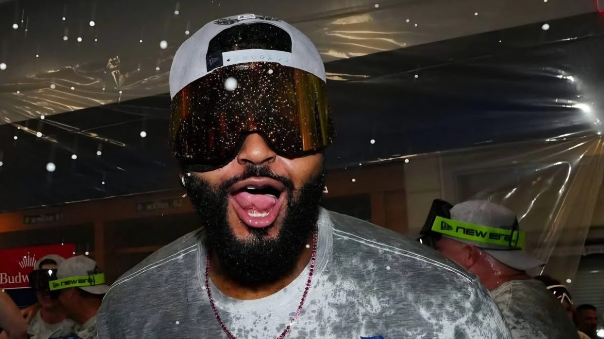 Junior Caminero celebra con escoba en el Yankee Stadium tras la barrida de los Rays a los Yankees en la ALDS 2026