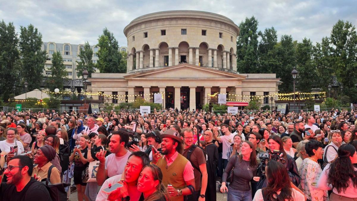 Multitud de fanáticos participando en el karaoke gigante de Céline Dion en la plaza de la Batalla de Stalingrado en París