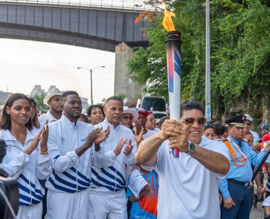Antorcha de los Juegos Centroamericanos Santo Domingo 2026 recorriendo las calles de Santo Domingo Este
