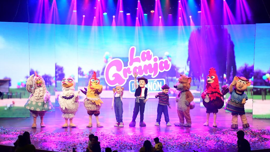 Personajes de La Granja de Zenón en un espectáculo en vivo ante un público familiar